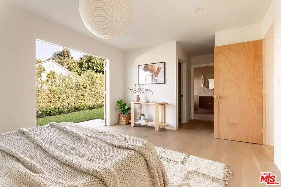 Bedroom - 3908 S Cloverdale Ave, Los Angeles, CA 90008 photo 3 of 8