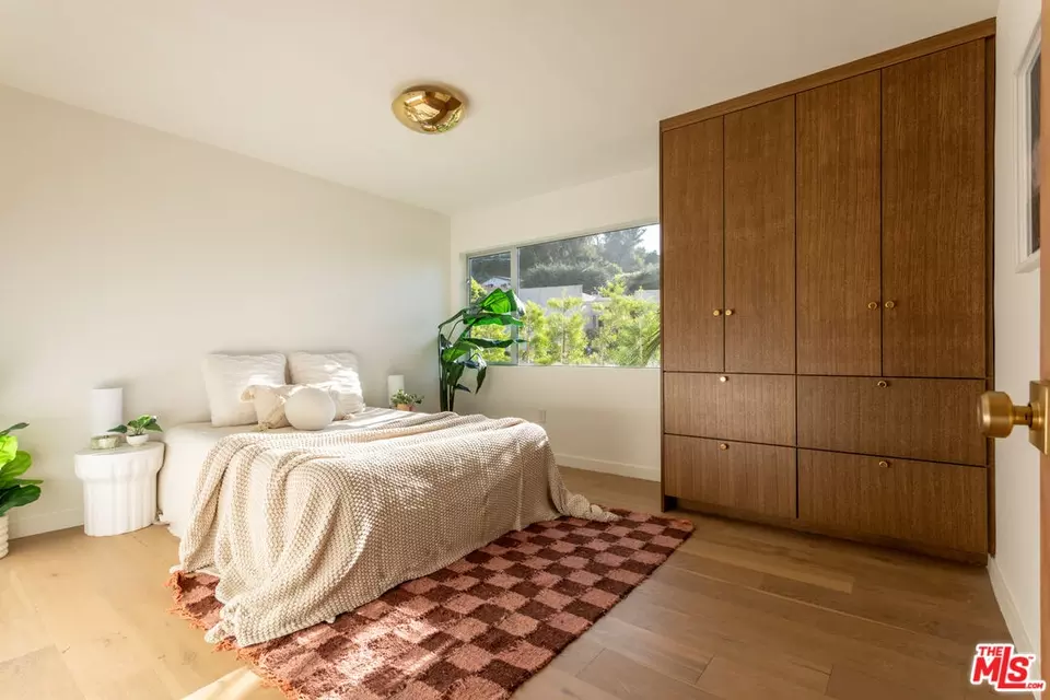 Bedroom - 3908 S Cloverdale Ave, Los Angeles, CA 90008 photo 5 of 8