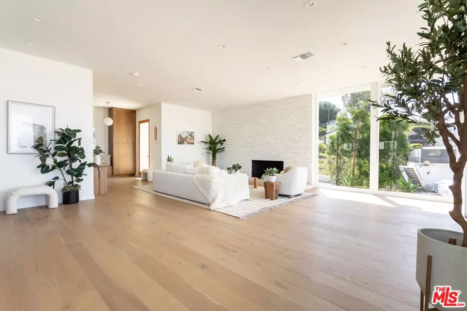 Living - 3908 S Cloverdale Ave, Los Angeles, CA 90008 photo 5 of 8
