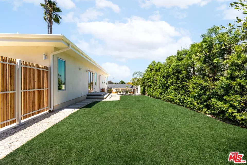 Exterior - 3908 S Cloverdale Ave, Los Angeles, CA 90008 photo 11 of 12