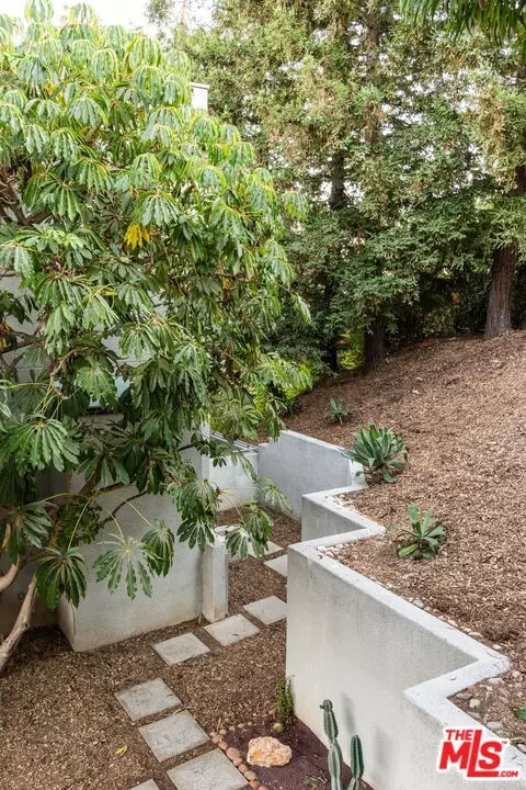Exterior - 1500 Inverness Dr, Pasadena, CA 91103 photo 7 of 11