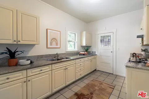 Entry Way - 186 Carlton Ave, Pasadena, CA 91103 photo 2 of 7