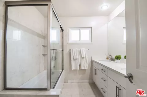 Bath - 18906 Killimore Ct, Porter Ranch, CA 91326 photo 4 of 4