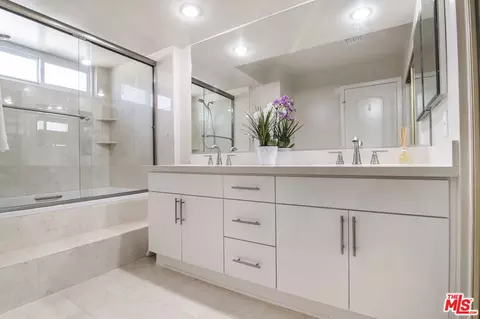 Bath - 18906 Killimore Ct, Porter Ranch, CA 91326 photo 2 of 4