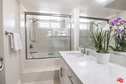 Bath - 18906 Killimore Ct, Porter Ranch, CA 91326 photo 3 of 4