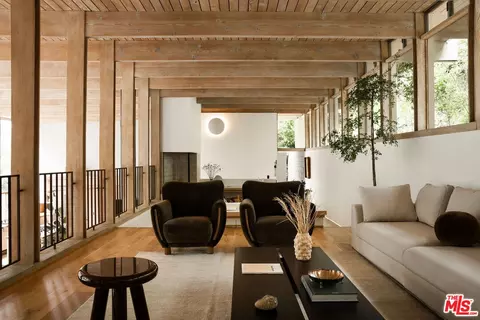 7330 Pyramid Dr, Los Angeles, CA 90046