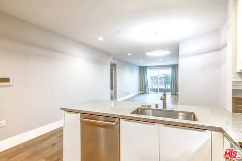 901 S Gramercy Dr #303, Los Angeles, CA 90019