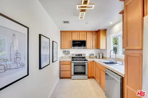 Kitchen - 533 Cypress Ave, Pasadena, CA 91103 photo 3 of 4