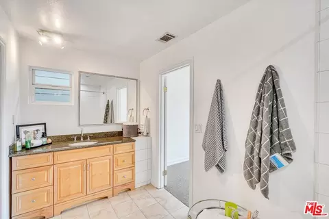 Bath - 533 Cypress Ave, Pasadena, CA 91103 photo 2 of 4