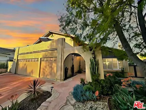 42 Kanan Rd, Oak Park, CA 91377