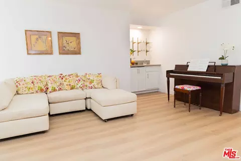 22040 Gault St #15, Canoga Park, CA 91303