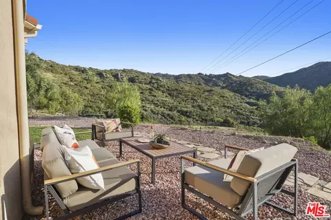 Exterior - 969 Crown Hill Dr, Simi Valley, CA 93063 photo 4 of 25