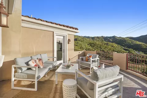 Exterior - 969 Crown Hill Dr, Simi Valley, CA 93063 photo 6 of 25