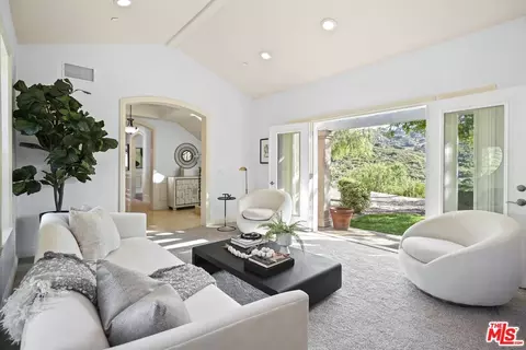Living - 969 Crown Hill Dr, Simi Valley, CA 93063 photo 3 of 6
