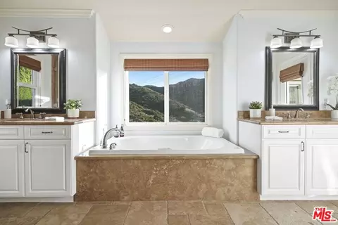 Bath - 969 Crown Hill Dr, Simi Valley, CA 93063 photo 4 of 8