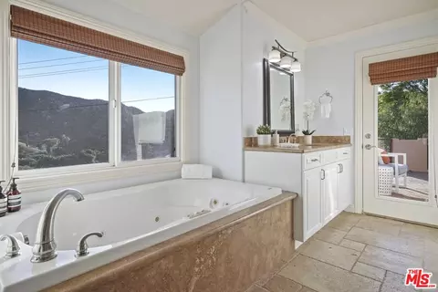 Bath - 969 Crown Hill Dr, Simi Valley, CA 93063 photo 5 of 8