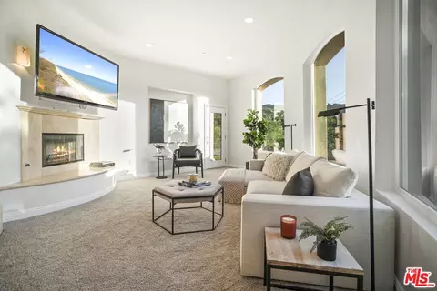 Living - 969 Crown Hill Dr, Simi Valley, CA 93063 photo 5 of 6