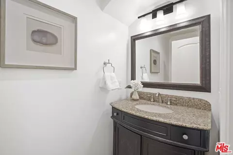 Bath - 969 Crown Hill Dr, Simi Valley, CA 93063 photo 3 of 8