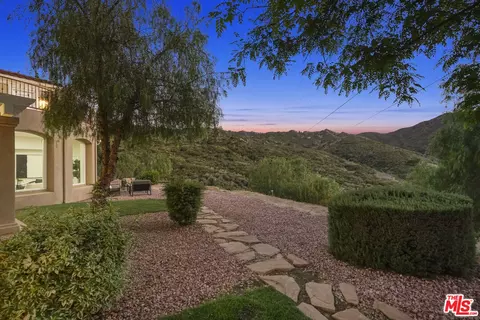 Exterior - 969 Crown Hill Dr, Simi Valley, CA 93063 photo 3 of 25