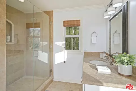 Bath - 969 Crown Hill Dr, Simi Valley, CA 93063 photo 6 of 8