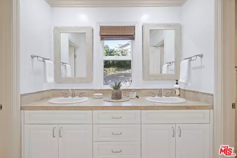 Bath - 969 Crown Hill Dr, Simi Valley, CA 93063 photo 7 of 8