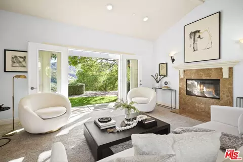 Living - 969 Crown Hill Dr, Simi Valley, CA 93063 photo 2 of 6