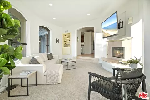 Living - 969 Crown Hill Dr, Simi Valley, CA 93063 photo 4 of 6