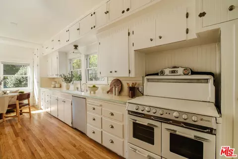 Kitchen - 967 Palm Ter, Pasadena, CA 91104 photo 2 of 3