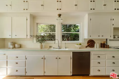 Kitchen - 967 Palm Ter, Pasadena, CA 91104 photo 3 of 3