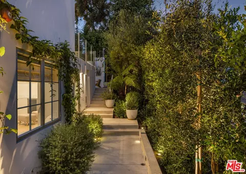309 E Rustic Rd, Santa Monica, CA 90402 photo 2