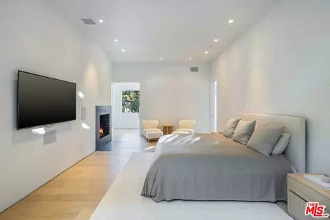 309 E Rustic Rd, Santa Monica, CA 90402 photo 17