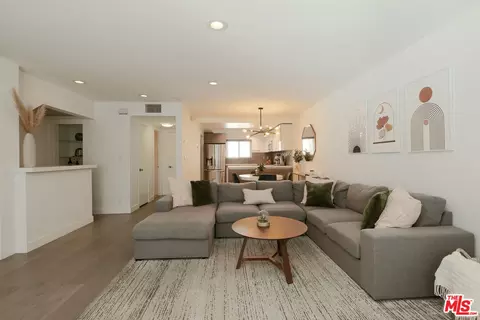 14332 Dickens St #21, Sherman Oaks, CA 91423
