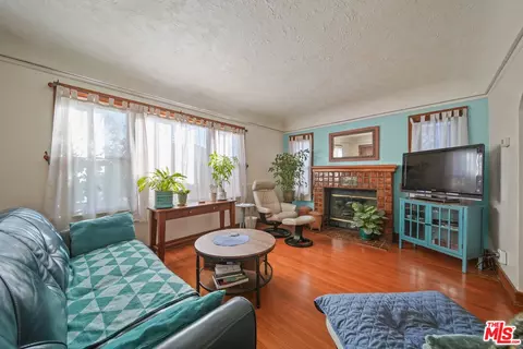 Living - 533 E Windsor Rd, Glendale, CA 91205 photo 2 of 11