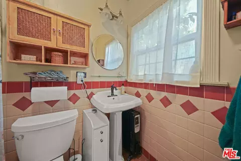Bath - 533 E Windsor Rd, Glendale, CA 91205 photo 1 of 3