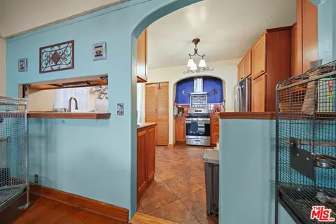 Entry Way - 533 E Windsor Rd, Glendale, CA 91205 photo 1 of 3