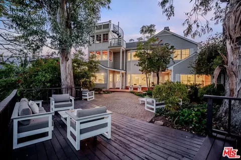 1102 Chautauqua Blvd, Pacific Palisades, CA 90272