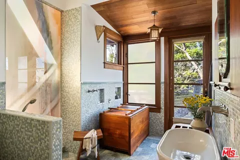 Bath - 118 Wavecrest Ave, Venice, CA 90291 photo 1 of 3