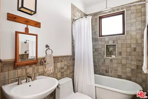 Bath - 118 Wavecrest Ave, Venice, CA 90291 photo 3 of 3