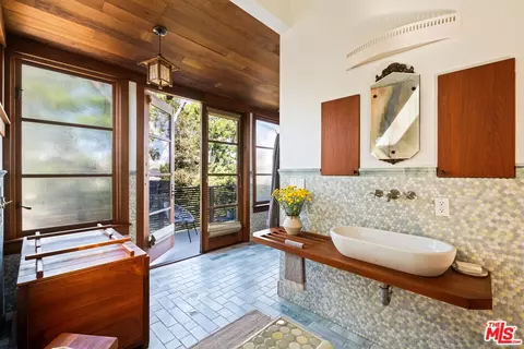 Bath - 118 Wavecrest Ave, Venice, CA 90291 photo 2 of 3