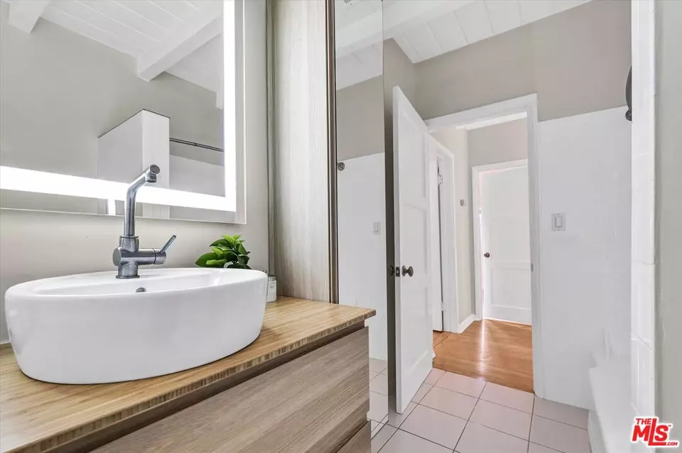 Bath - 10524 Seabury Ln, Los Angeles, CA 90077 photo 3 of 3