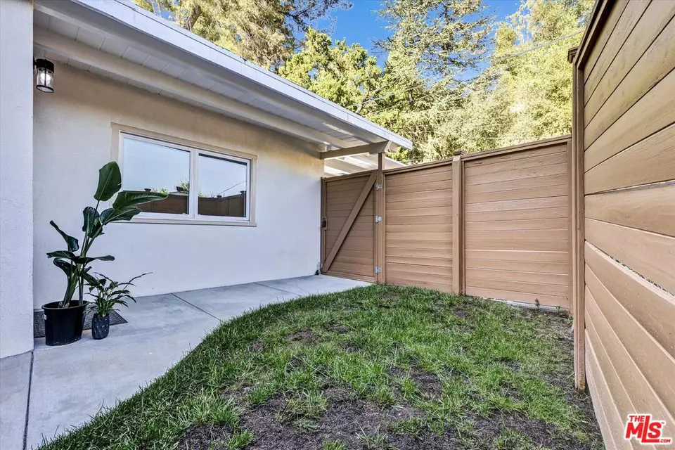 Exterior - 10524 Seabury Ln, Los Angeles, CA 90077 photo 4 of 11