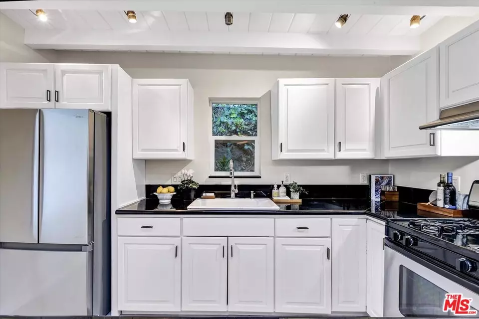 Kitchen - 10524 Seabury Ln, Los Angeles, CA 90077 photo 4 of 5