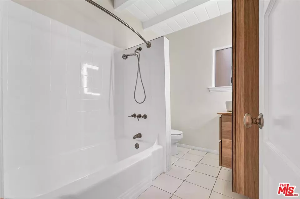 Bath - 10524 Seabury Ln, Los Angeles, CA 90077 photo 1 of 3