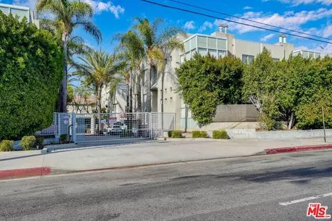 18215 Burbank Blvd #4, Tarzana, CA 91356