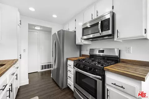 Kitchen - 955 E 3rd St #213, Long Beach, CA 90802 photo 2 of 2