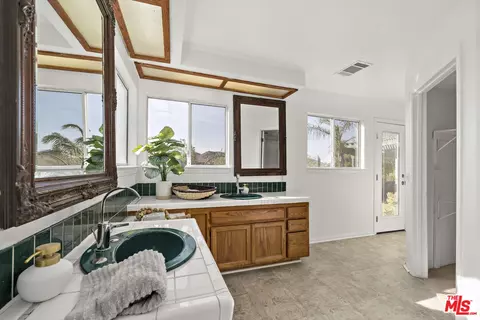 Bath - 38675 Green Meadow Rd, Temecula, CA 92592 photo 2 of 4