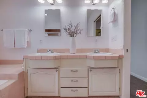 Bath - 5519 Costello Ave, Sherman Oaks, CA 91401 photo 5 of 5