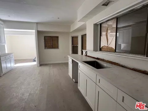 2410 8th Ave, Los Angeles, CA 90018