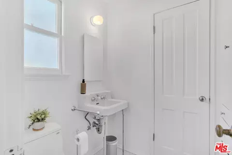 Bath - 1901 Montecito Dr, Glendale, CA 91208 photo 5 of 5
