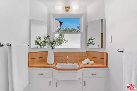 Bath - 1901 Montecito Dr, Glendale, CA 91208 photo 2 of 5